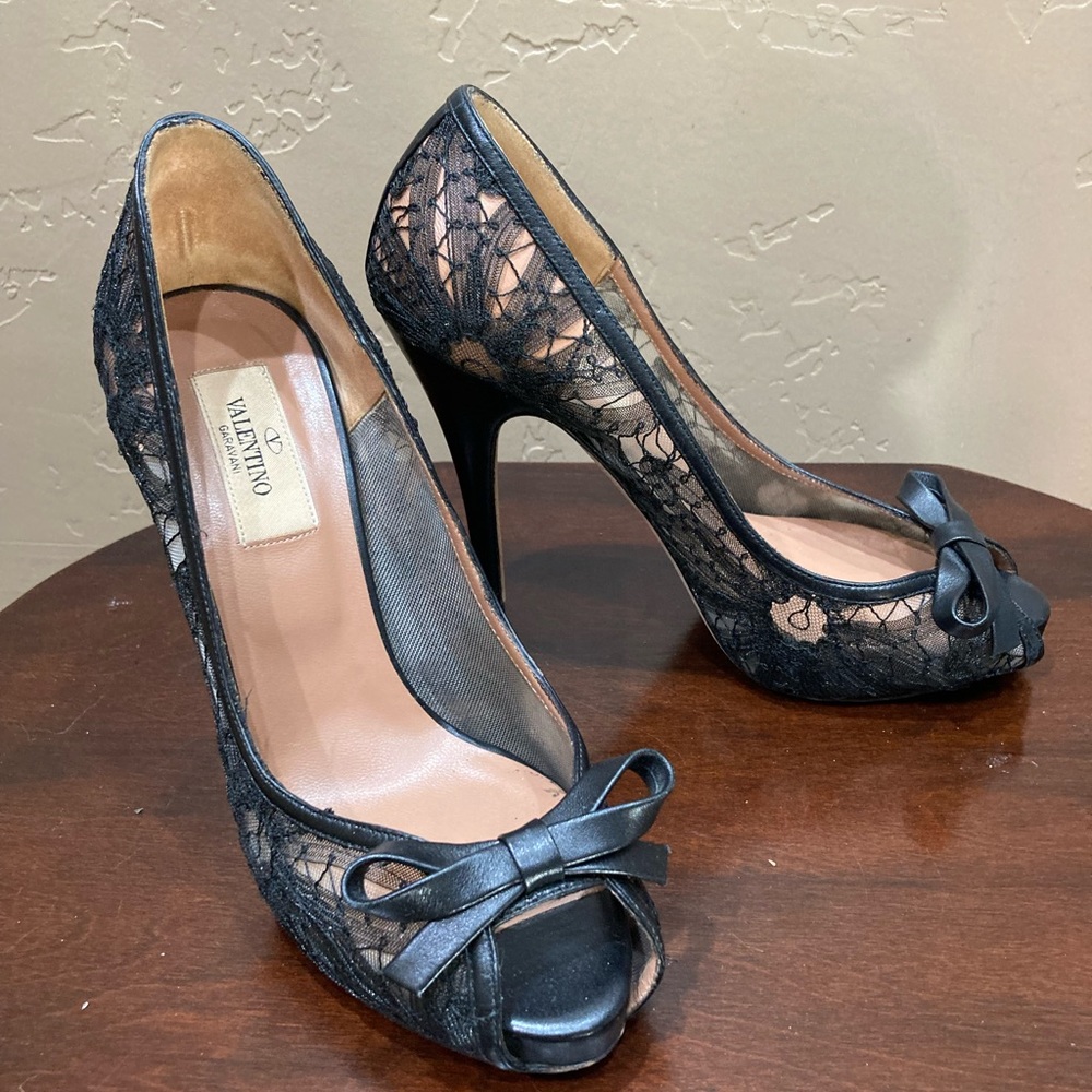 Valentino Garavani Peep Toe Lace Pumps with Bow - Picture 2 of 16